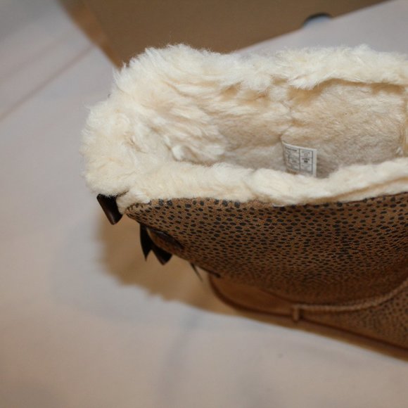 NIB UGG WOMEN'S CLASSIC SHORT CHEETAH BAILEY BOW SUEDE SHEARLING BOOTS - Picture 5 of 7